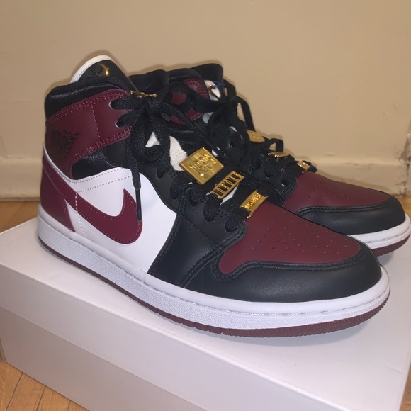 Air Jordan 1 Mid Beetroot - Picture 1 of 4
